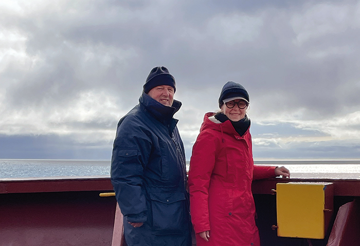 Pallusseck und Seils stehen am Bug der MS Helle Ritscher auf der Seereise nach Island