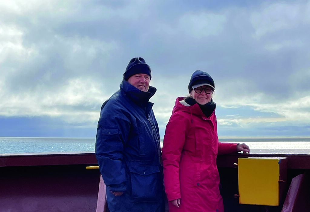 Pallusseck und Seils stehen am Bug der MS Helle Ritscher auf der Seereise nach Island