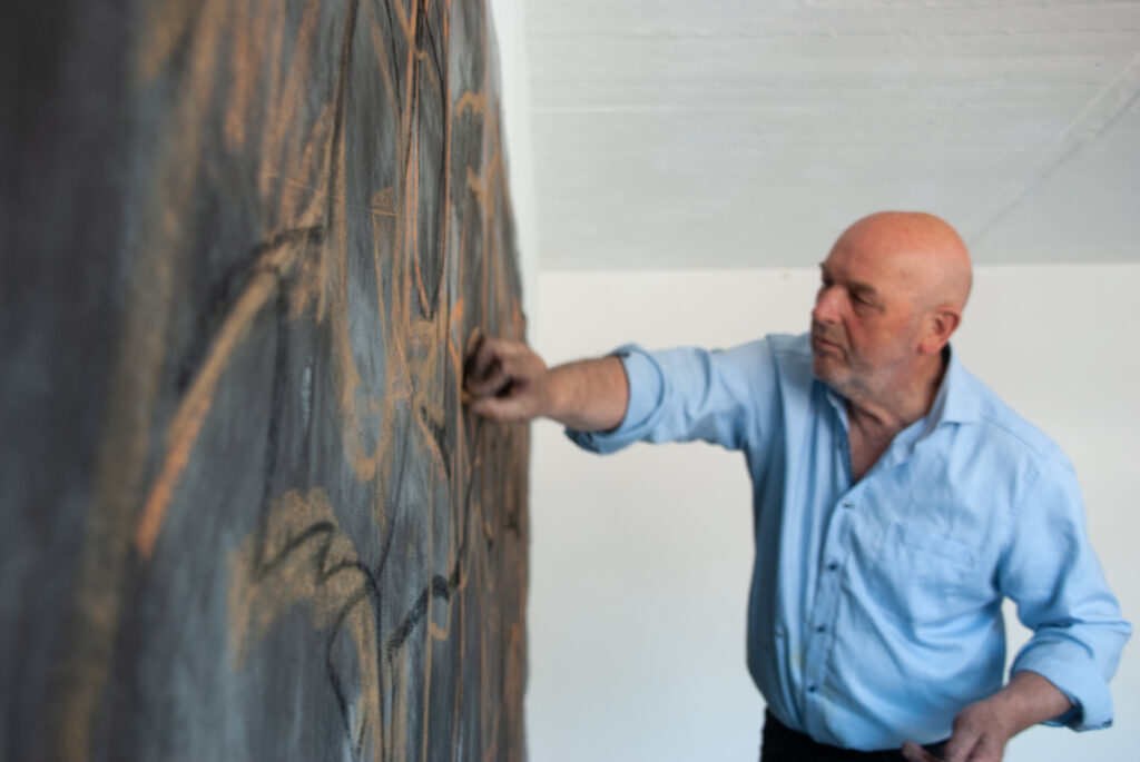 Raimund Pallusseck im Atelier. Er arbeitet am großen Format